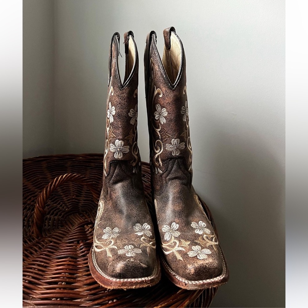 Circle G Cowboy Boots size 8.5
worn maybe 3 times 
genuine leather